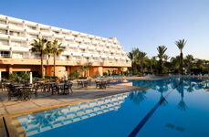 Отель Amadil Beach: вид на здание и открытый бассейн
