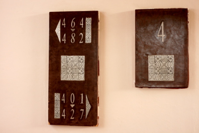 В коридоре: указатели этажа и расположения номеров