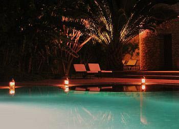 Гостиница Le Jardin des Douars, открытый бассейн ночью с подсветкой